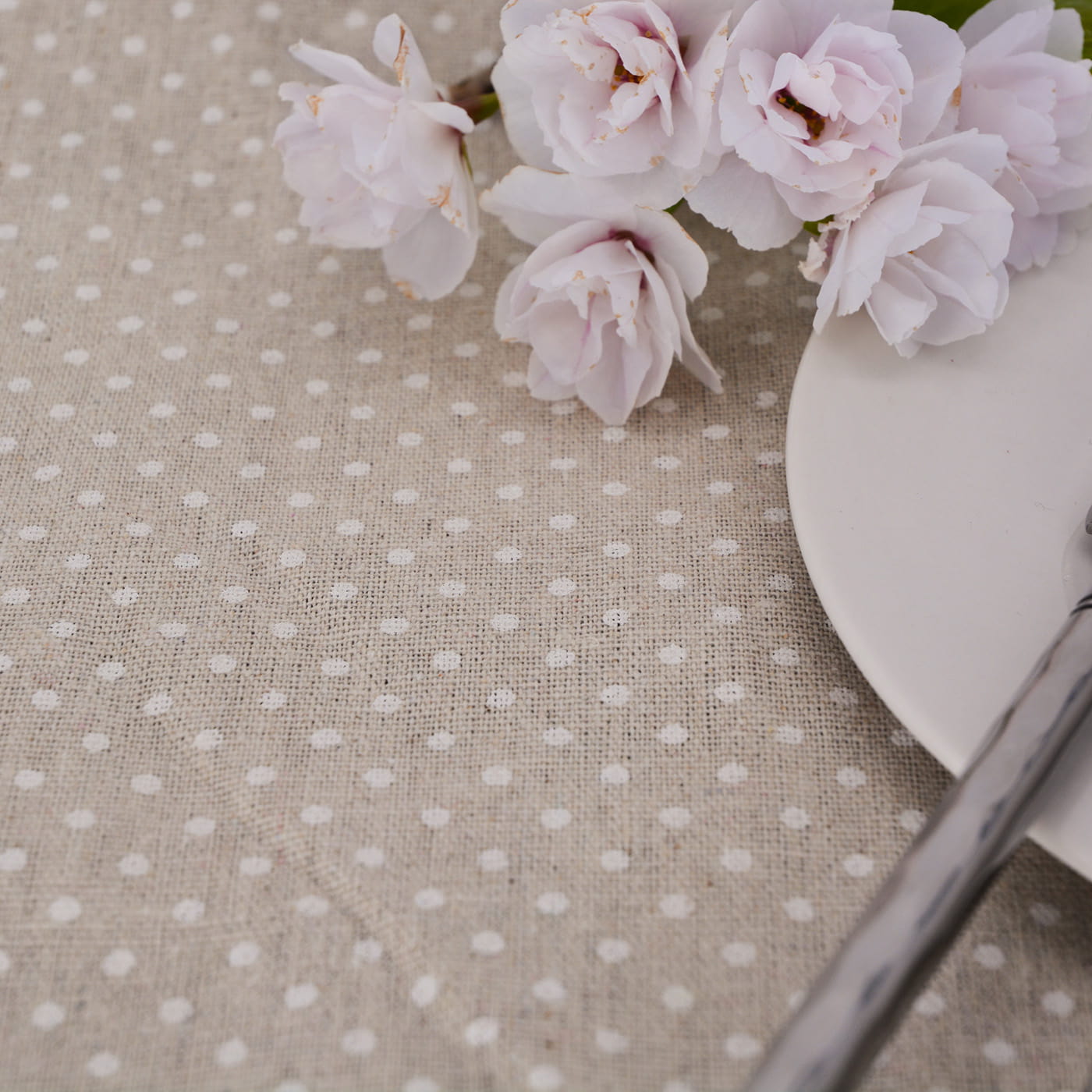 Nappe picnic imperméable beige à pois blancs