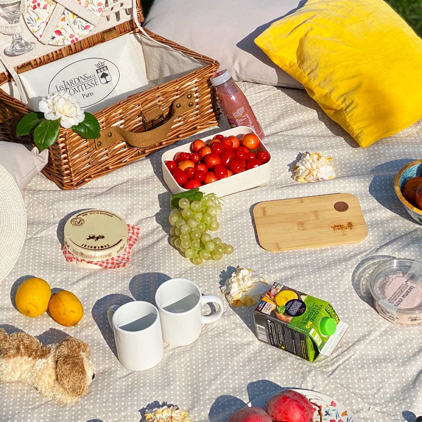 Nappe picnic imperméable beige à pois blancs