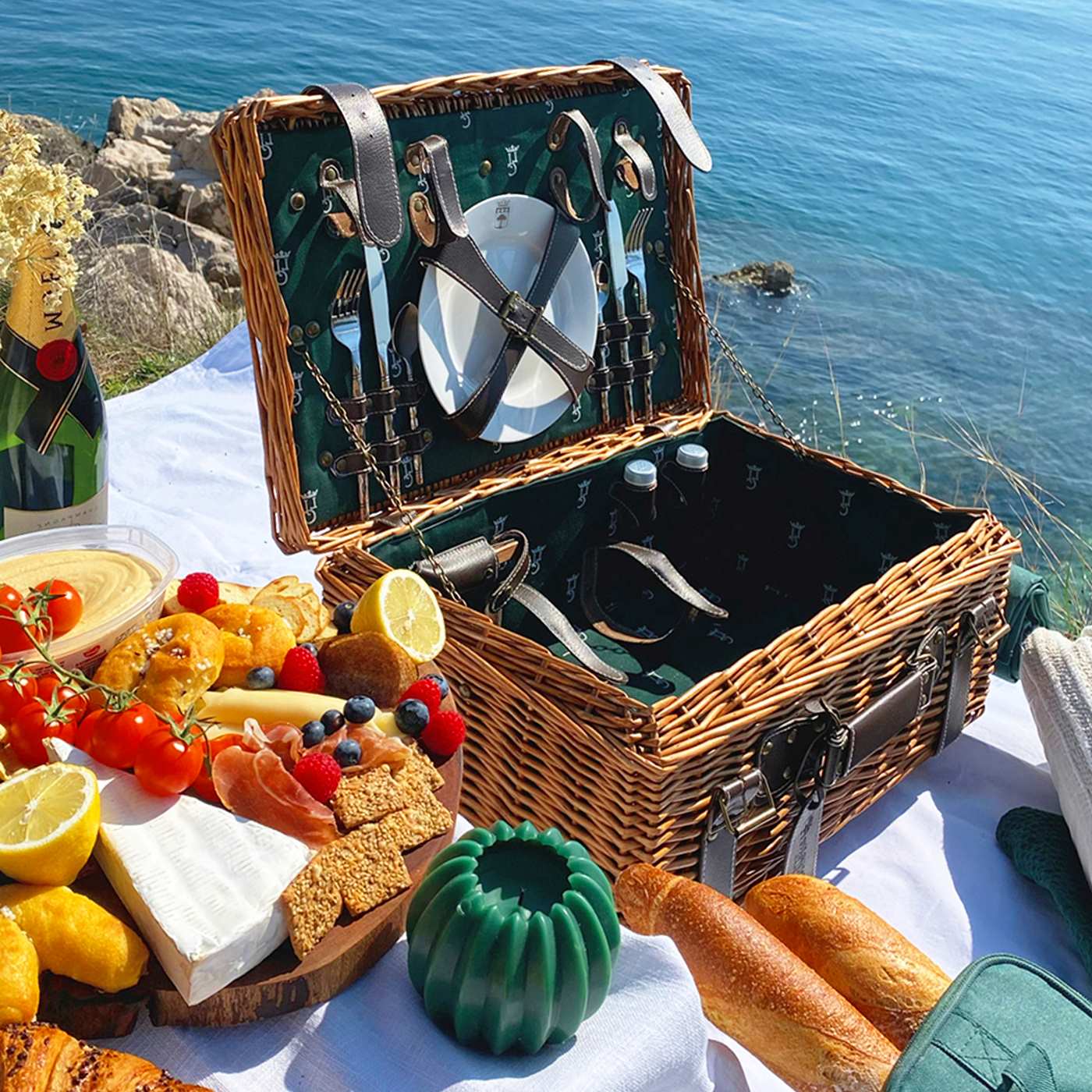 Malle pique-nique osier et cuir vert - 2 personnes