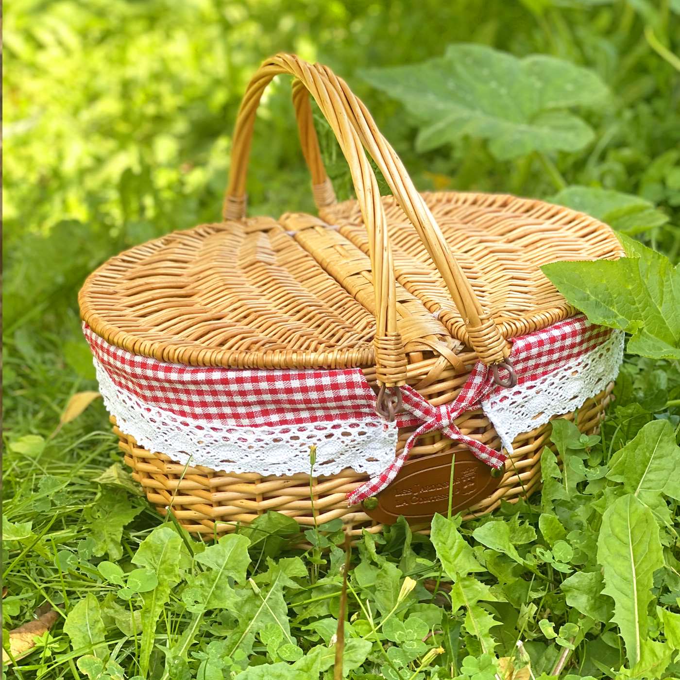 Panier en osier tissu dentelle vichy rouge