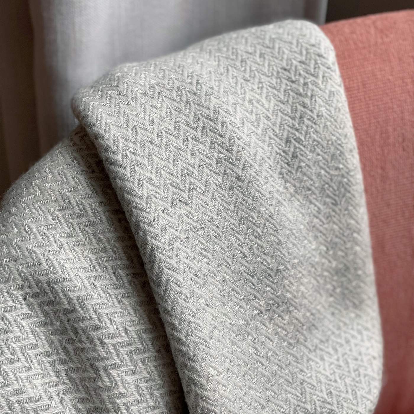 Plaid cachemire et laine Gris Argenté - Petits chevrons - 130 x 230 cm