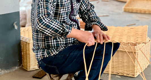 La fabrication des paniers pique-niques en osier Les Jardins de la Comtesse