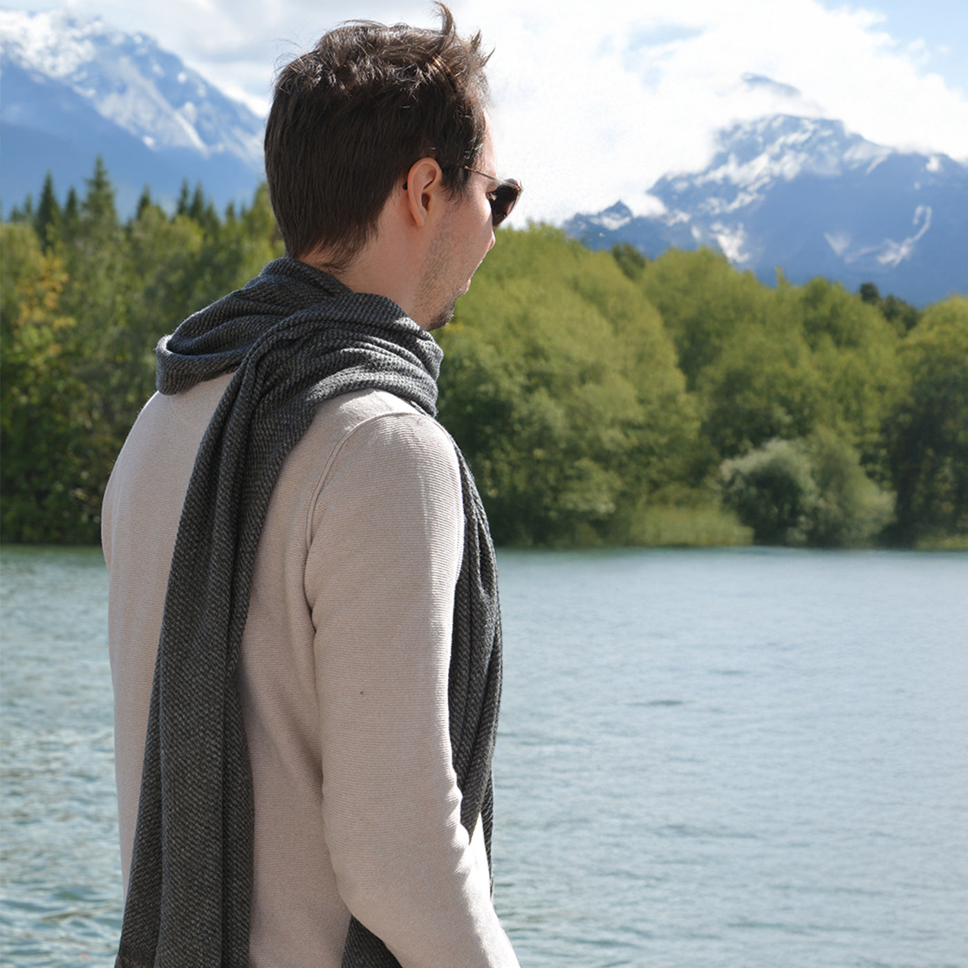 Echarpe cachemire et laine Homme & Femme 40 x 190 cm - Gris Anthracite / Gris Souris-ambiance