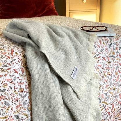 Plaid cachemire et laine Gris Argenté - Grands chevrons - 130 x 230 cm